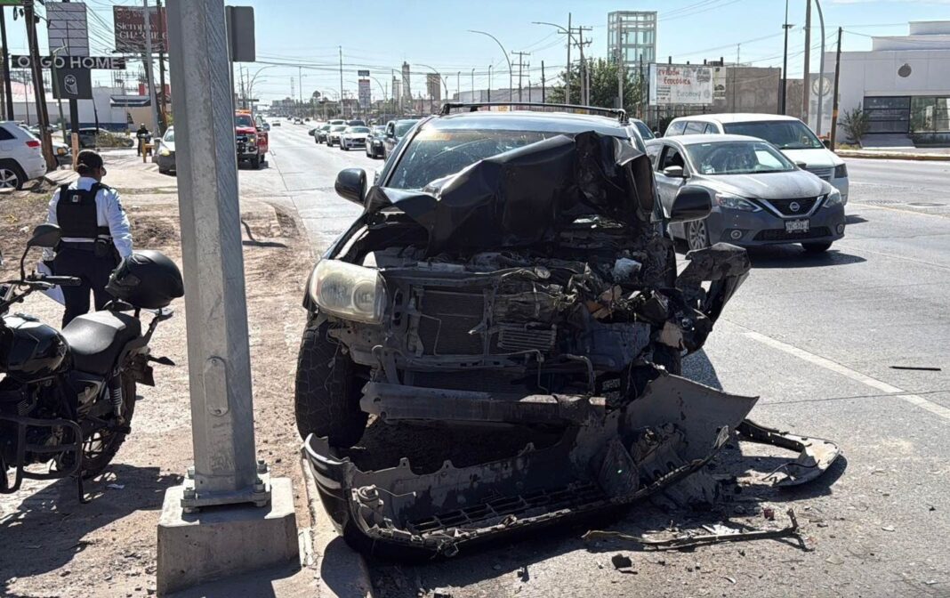 Mujer de 51 años se descuida y choca con rutera en Ciudad Juárez