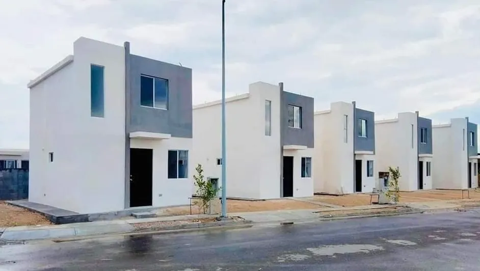 Trabajador feliz recibiendo crédito de vivienda Infonavit con nuevo modelo T100 sin verificación de Buró de Crédito